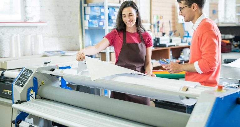 picking-out-color-for-printing-6THM4LF-e1588889975881.jpg